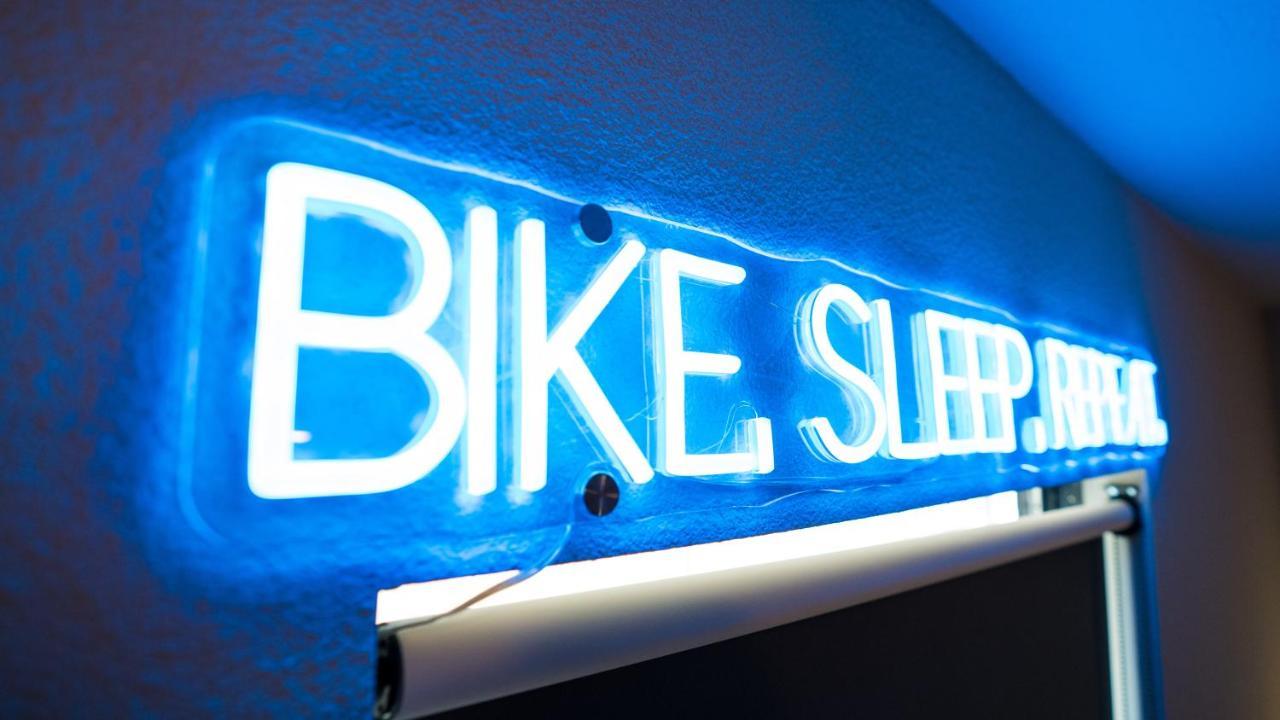 The Bike Inn Bentonville Exterior foto